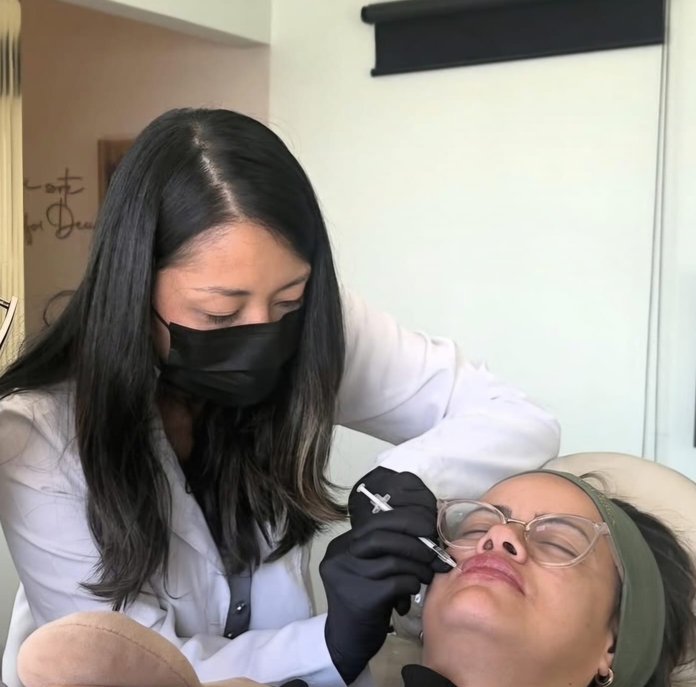 Aplicação de toxina botulínica (Botox) - Dra. Tati Mayumi